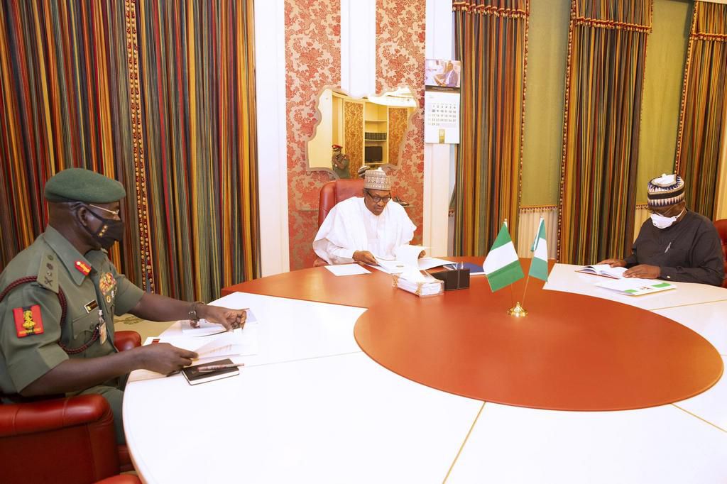 L-R: Chief of Army Staff, Tukur Buratai; President Muhammadu Buhari; and Buhari's Chief of Staff, Ibrahim Agboola Gambari [Presidency]