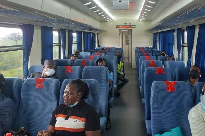 Abuja-Kaduna train service:Wear a face mask, not a mouth mask, Amaechi tells passengers. [Twitter/@ChibuikeAmaechi]