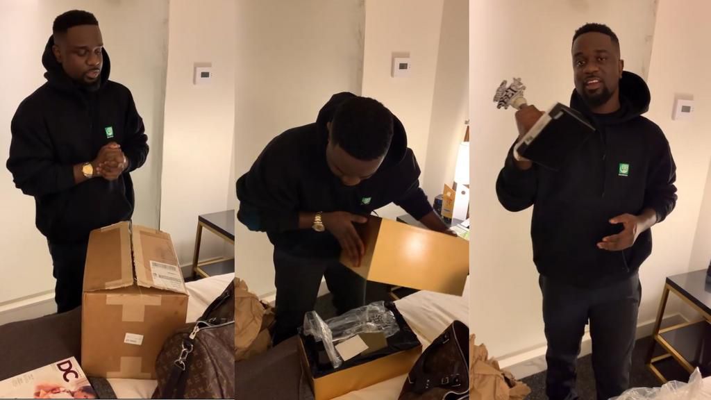 Sarkodie receives his BET Hip Hop award plaque