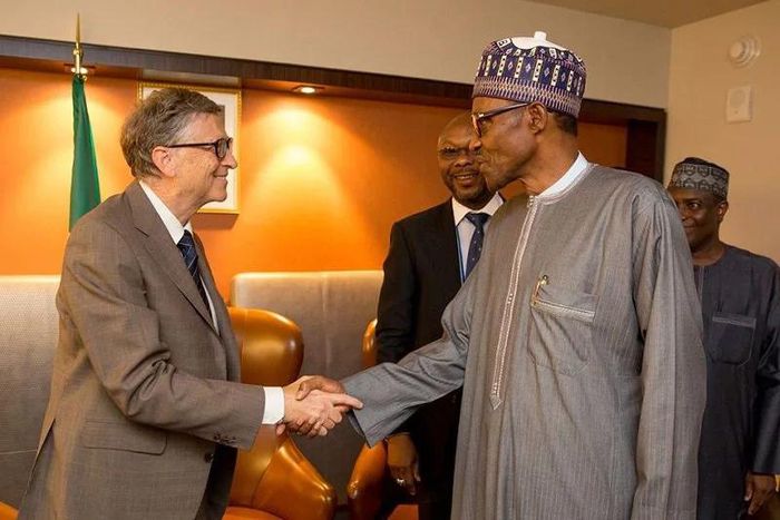 President Muhammadu Buhari (R) and Bill Gates (L)