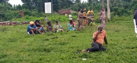Voters waiting for their turn to vote at ward 01, PU 07 at Ehor community, Uhunmwonde LGA. (TheCable)
