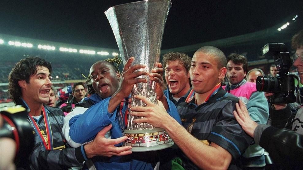Taribo West wins UEFA Cup (Getty Images)