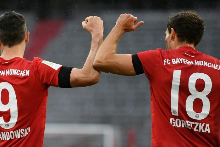 Leon Goretzka (R) celebrates scoring the opening goal with Bayern Munich striker Robert Lewandowski.