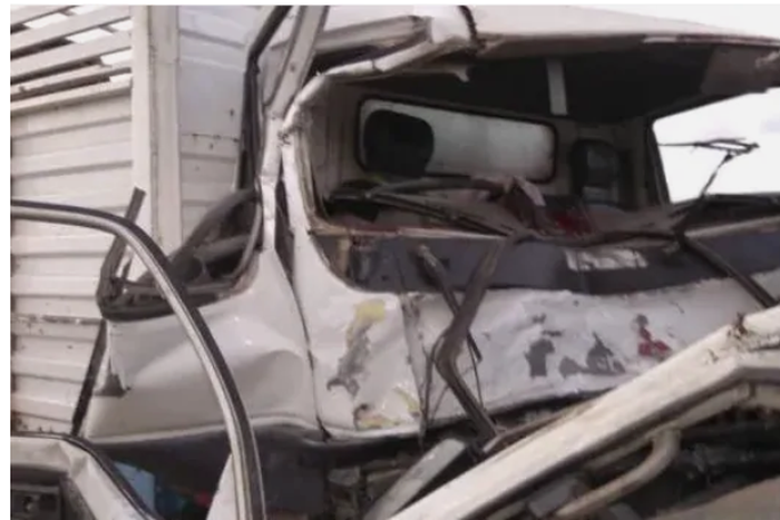 Driver intentionally collides with a truck to kill officer escorting him to station for traffic offense