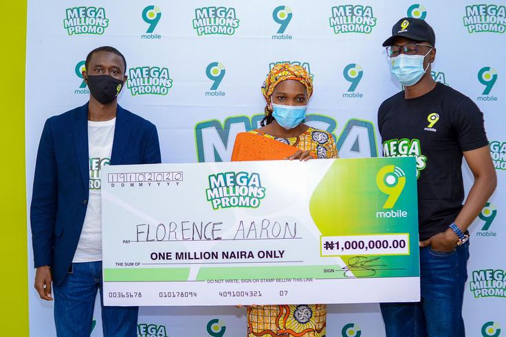 Babangida Mukaddas, 9mobile Senior Manager Sales and Distribution; Florence Aaron, 1million Naira winner and Abdullahi Ibrahim, 9mobile Experience Center Manager in the ongoing 9mobile Mega Millions Promo prize presentation in Kano