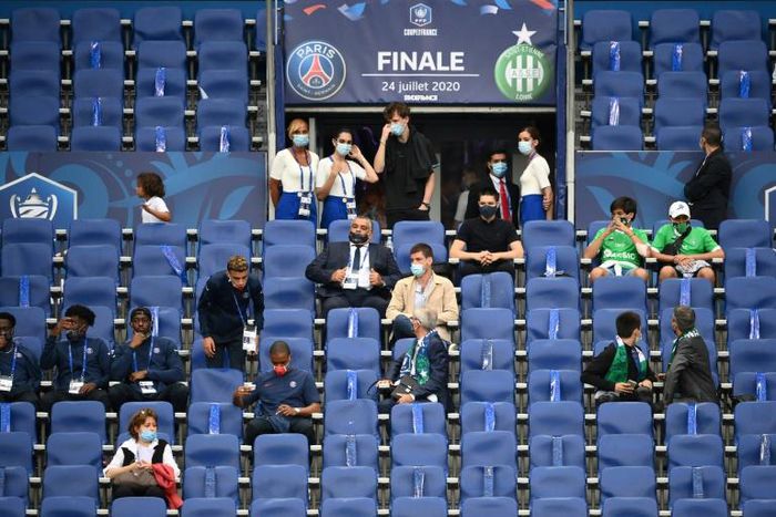 Fans and squad members tried to follow the rules at the French Cup final at the Stade de France
