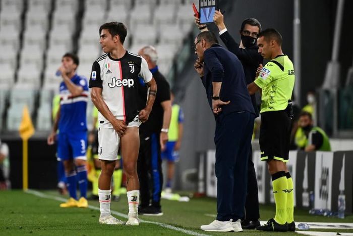 Paulo Dybala (L) limped off the pitch as Juventus sealed the Serie A title gainst Sampdoria.
