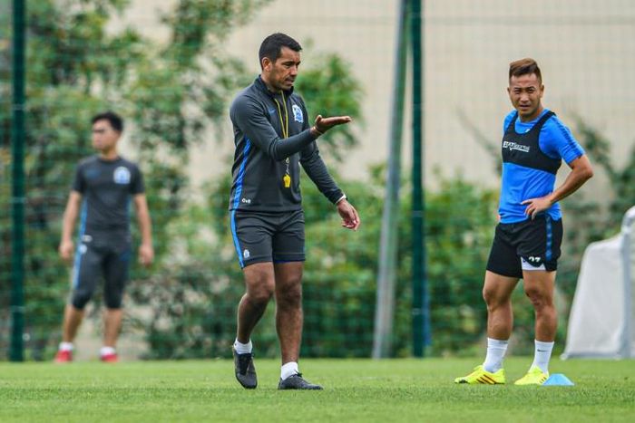 Guangzhou R&F coach Giovanni van Bronckhorst lost his first match in charge in China