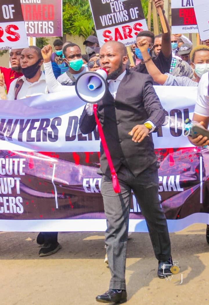 Inibehe Effiong at #EndSARS protest in Lagos [Twitter/@InibeheEffiong]
