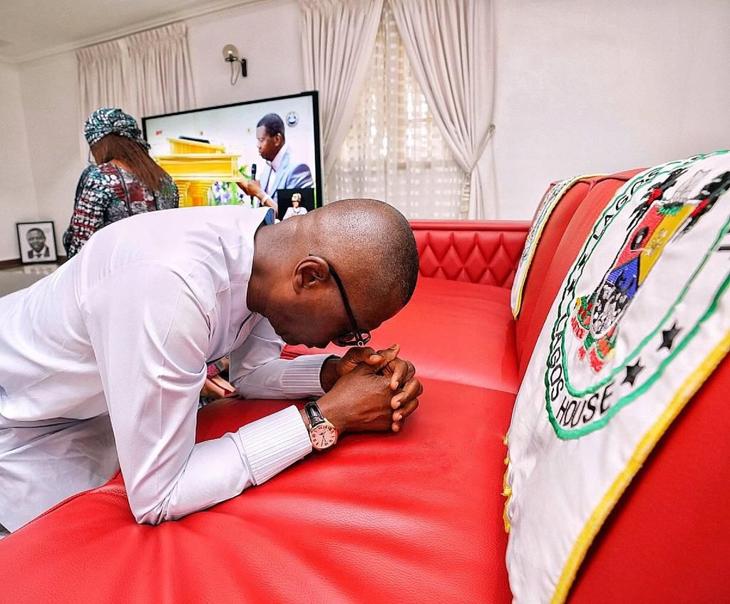Governor Babajide Sanwo-Olu and his wife Ibijoke Sanwo-Olu praying. (Twitter/Sanwo-Olu)