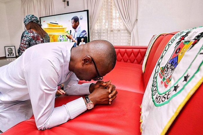 Governor Babajide Sanwo-Olu and his wife Ibijoke Sanwo-Olu praying. (Twitter/Sanwo-Olu)