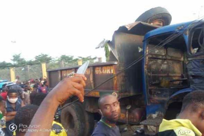 Tipper rams into crowd, leaves 2 dead in Onitsha. [sunnewsonline]