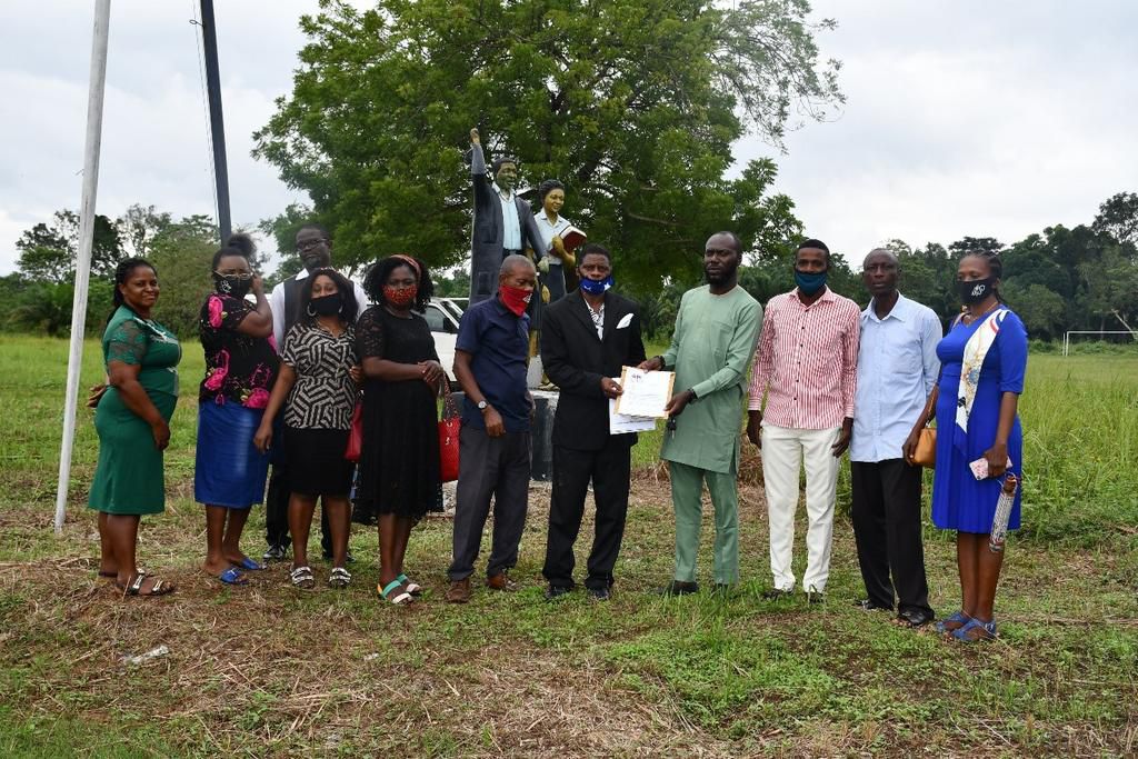 Dr Stanley Elechukwu presenting the award to the Principal of Government Technical College Akuogba, Enugu, Mr. Ndubuisi Raphael