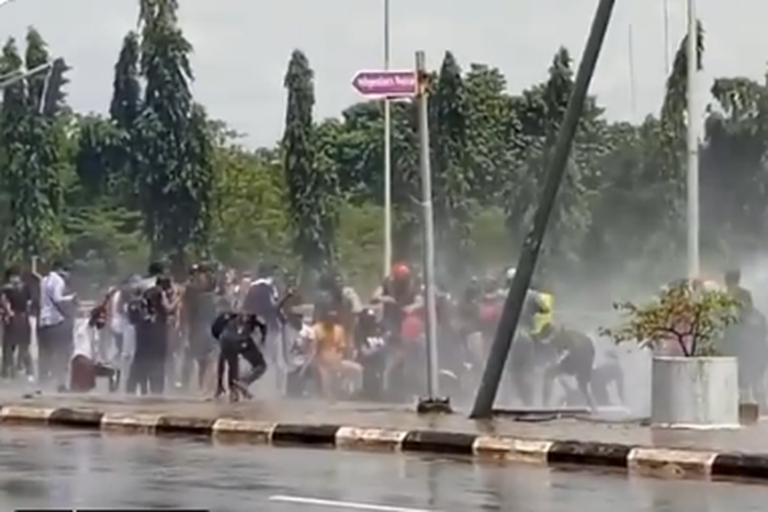 Police attack #endsars protesters again in Abuja. (Twitter/ncbn)