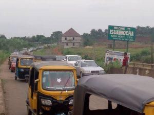 Anambra communities begin patch works on bridge linking Awka North to Awka South. [NAN]