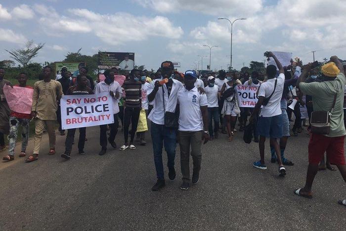 EndSARS protesters take to the streets in Osogbo to demand an end to police brutality and the disbandment of the notorious police Unit. [Twitter/@arowolo_fatai]