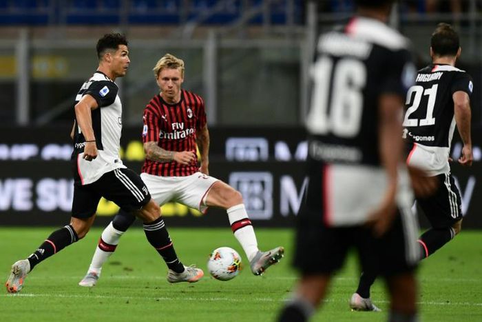 AC Milan's Simon Kjaer challenges Juventus forward Cristiano Ronaldo (L) at the San Siro on July 7, 2020.