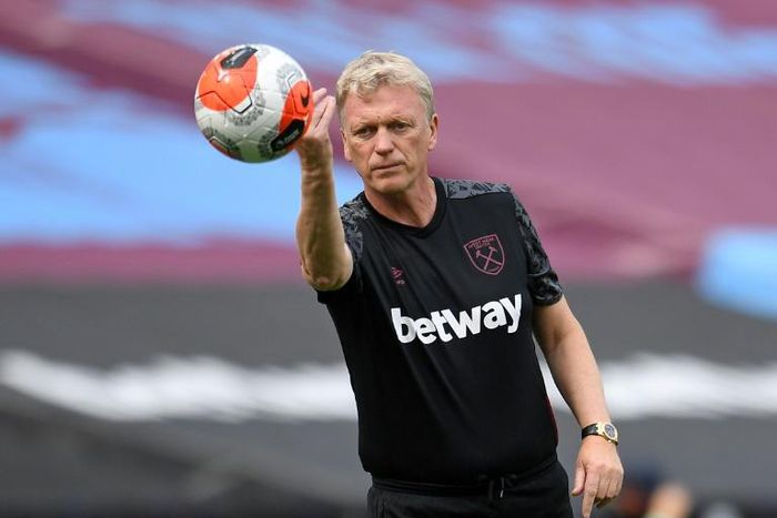West Ham manager David Moyes is self-isolating after testing positive for coronavirus