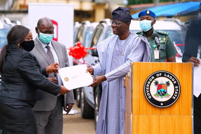 Lagos State Governor, Mr Babajide Sanwo-Olu hands over 51 vehicles, 8 houses to judges.  [Twitter/@jidesanwoolu]