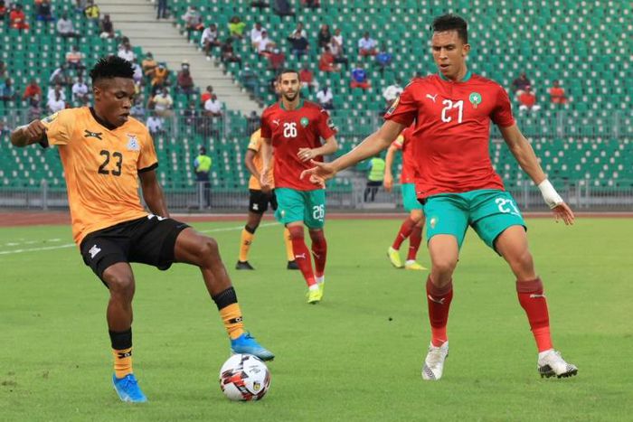 Zachariah Chilongoshi (L) of Zambia controls the ball as Soufiane Rahimi (R) of Morocco closes in during an African Nations Championship quarter-final in Douala Sunday.