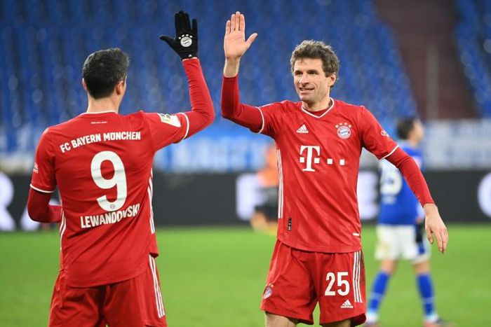 Robert Lewandowski (L) and Thomas Mueller (R) both scored for Bayern Munich on Sunday