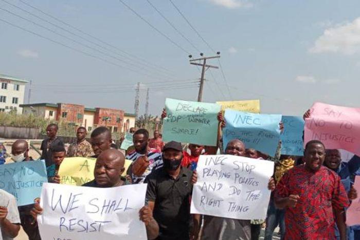 Protesting youths barricade entrance to INEC offices in Imo. [sunnewsonline]