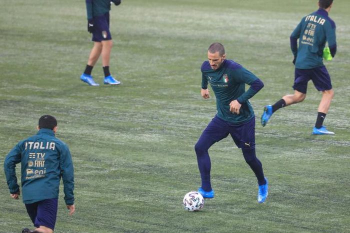 Italy's players including Leonardo Bonucci (C) train prior to the World Cup qualifier against Lithuania in Vilnius