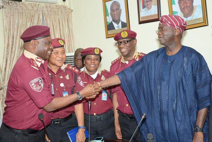 The Corps Marshal of the Federal Road Safety Corps (FRSC), Boboye Oyeyemi and members of the of the corps during their courtesy visit to the Minister of Works and Housing, Babatunde Fashola in 2015. (LIB)