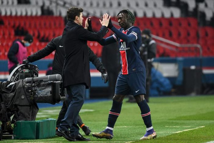 Pochettino celebrates his first win, 3-0 against Brest, with striker Moise Kean