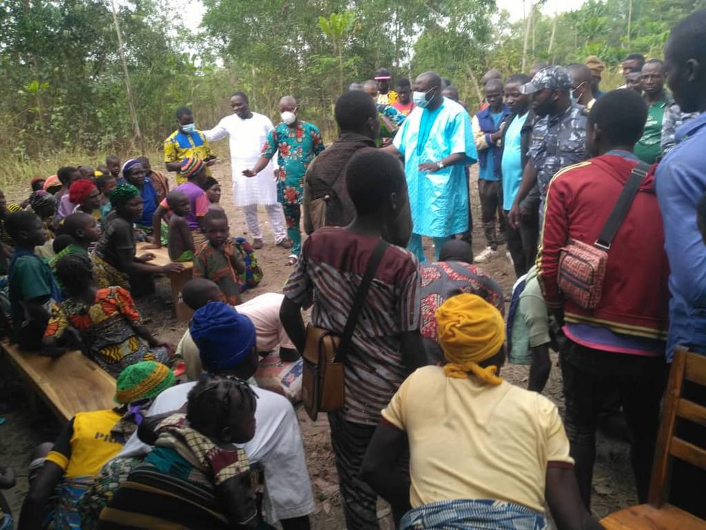 Chairman of Pobe Local Government in Benin Republic, Simon Adebayo addressing Nigerians who fled to his territory during the crisis. (Pulse)