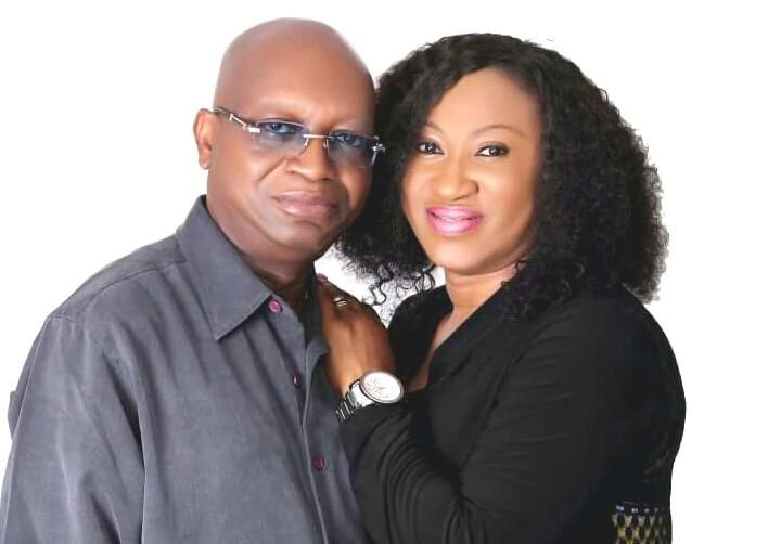 Husband looks on as wife and side chick fight inside police boss’ office