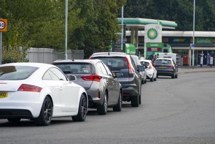 Petrol queues have persisted in the UK (Daily Advent)