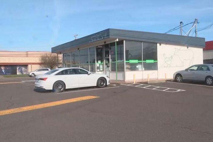 Thief returns stolen car to rebuke owner for leaving her child inside and then speeds off again