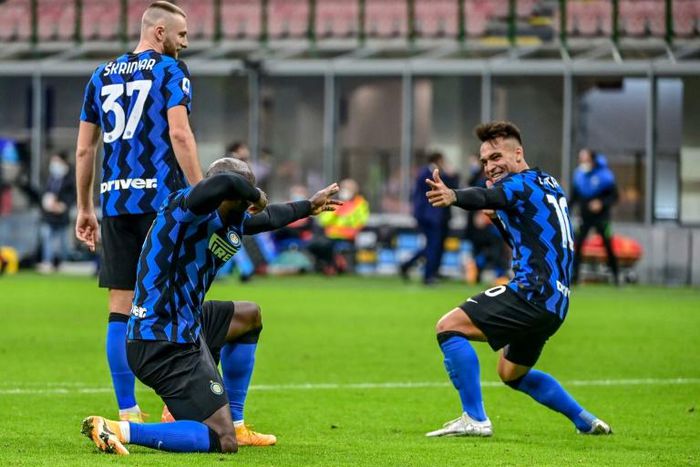 Inter Milan forwards Romelu Lukaku (L) and Lautaro Martinez (R) have scored more goals between them than Fiorentina this season.