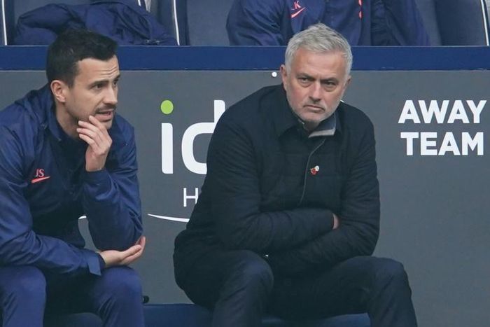 Tottenham boss Jose Mourinho (right)