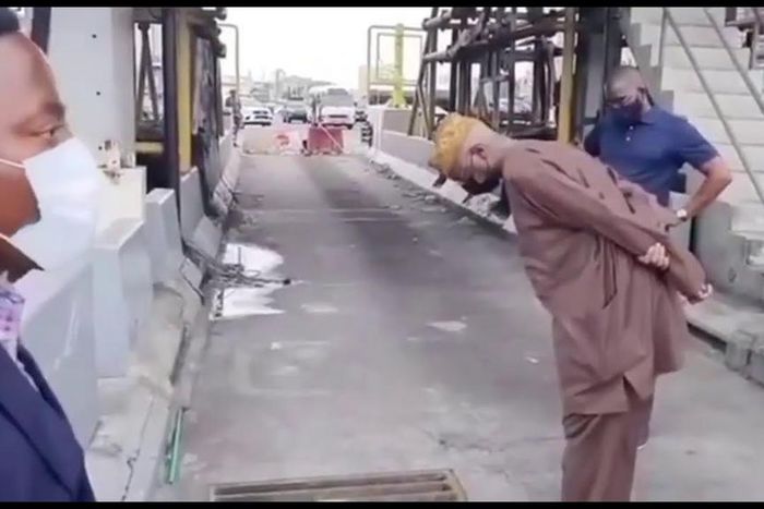Mr Babatunde Raji Fashola found a camera at Lekki tollgate days after soldiers allegedly shot at protesters at the toll plaza. (Youtube)