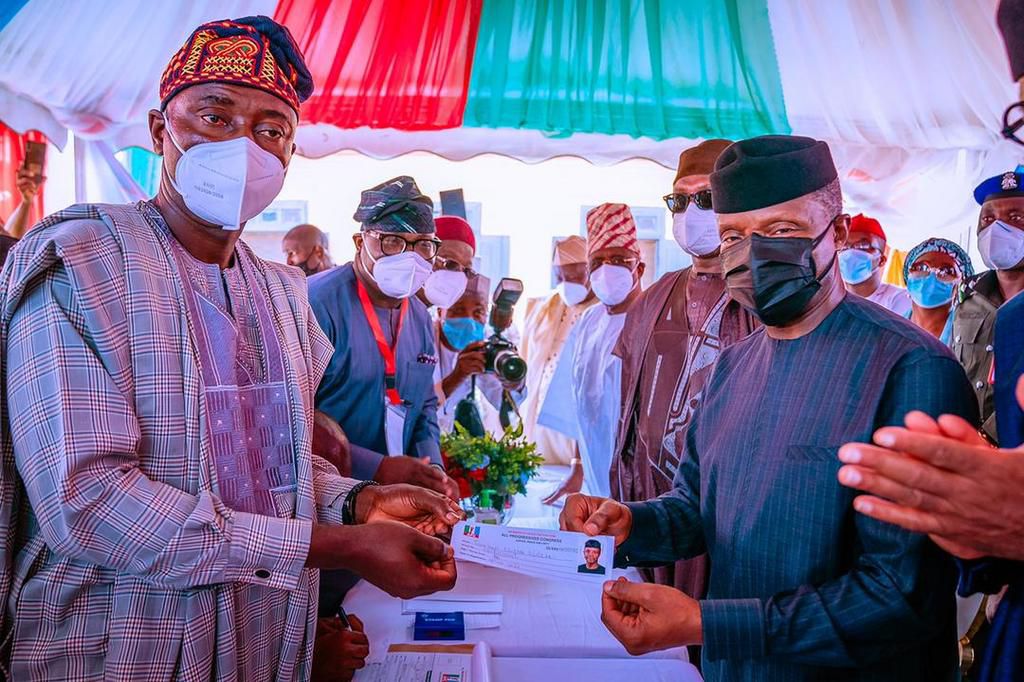 Vice President, Yemi Osinbajo travels to Ikenne for APC membership revalidation. [Presidency]