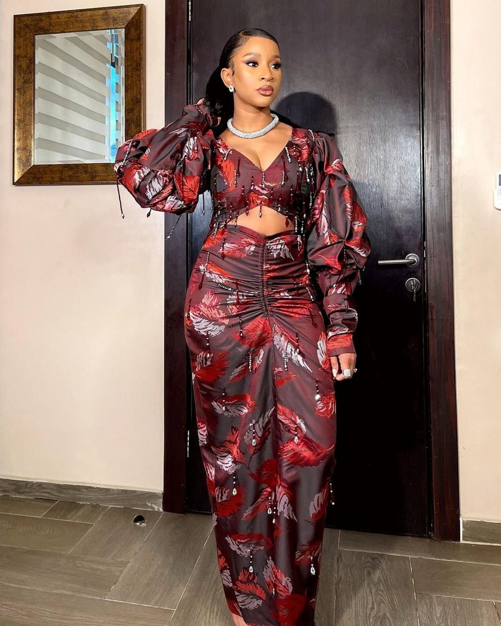 Adesua Etomi-Wellington, una talentosa actriz, comparte inspiradoras palabras de aliento en Instagram, instando a sus seguidores a perseverar y perseguir sus sueños a pesar de las dificultades. Su consejo generó muchas reacciones positivas destacando la importancia de tener un ambiente positivo y de apoyo. El artículo destaca el importante impacto que las personas que nos rodean pueden tener en nuestra mente y en nuestra capacidad para alcanzar nuestros objetivos. En última instancia, el consejo de Adesua sirve como recordatorio de la importancia de mantener la confianza, la resiliencia y el compromiso para lograr nuestras aspiraciones y vivir una vida plena.