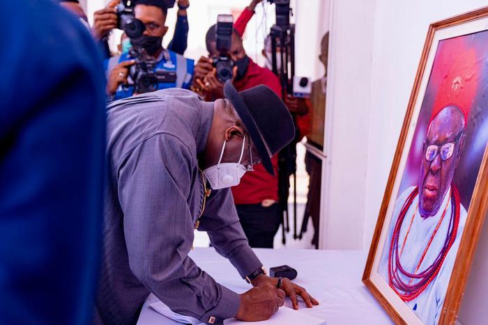 Godluck Jonathan leads politicians from Bayelsa on a condolence visit to Governor Ifeanyi Okowa at Government House, Asaba, over the recent demise of his father, Sir Okorie Okowa.