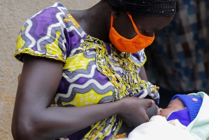 Image of a Kenyan mother breastfeeding her child (UNICEF Kenya)