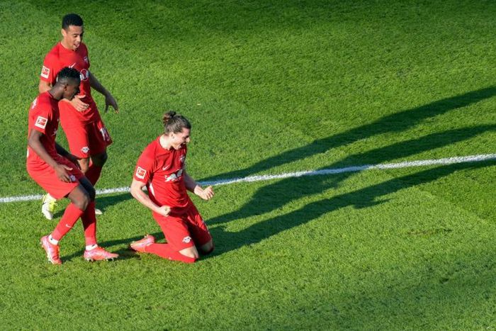 Leipzig midfielder Marcel Sabitzer (R) celebrates scoring the opening goal at Hertha Berlin
