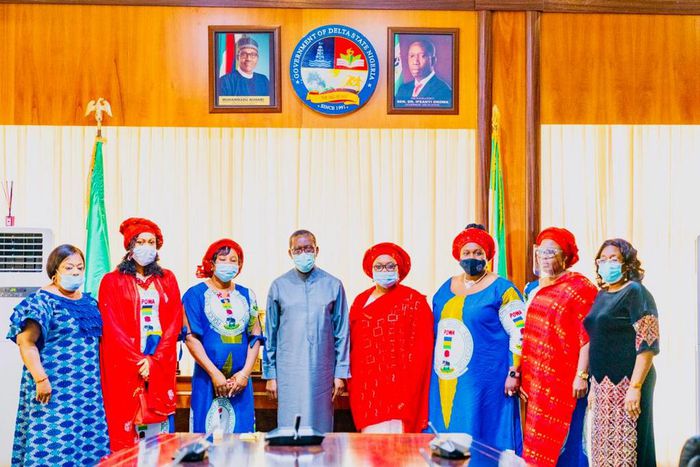 Delta Gov Okowa with Police Officers Wives Association (POWA) in the state, led by Hajia Aisha Hafiz-Inuwa, wife of the Commissioner of Police, at Government House, Asaba on Nov 11, 2020 (State house press corps)