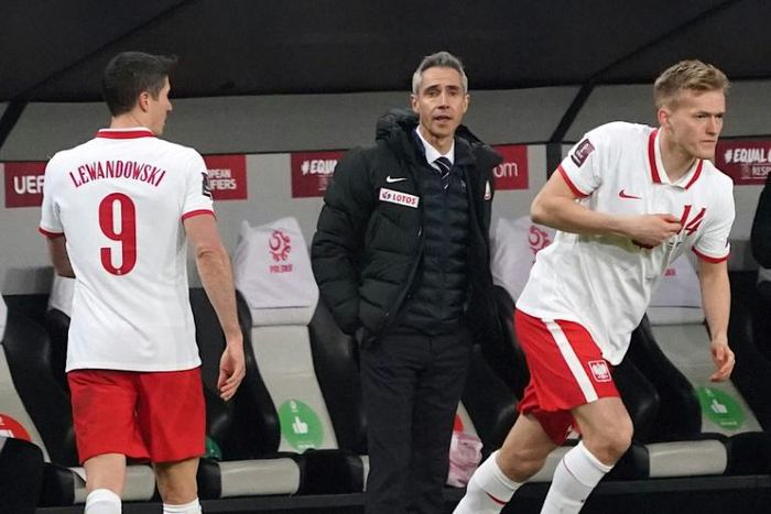 Robert Lewandowski (L) limped off with a knee injury during Poland's 3-0 win over Andorria on Sunday in a World Cup qualifier