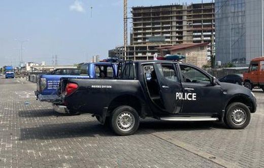 Police van at the Lekki toll gate on Monday, December 7, 2020 (Twitter: @SeyitanAtigarin)