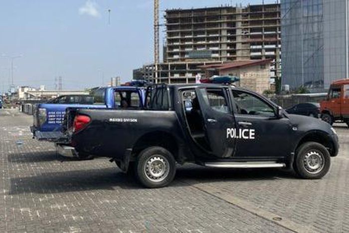 Police van at the Lekki toll gate on Monday, December 7, 2020 (Twitter: @SeyitanAtigarin)
