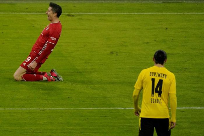 Bayern Munich striker Robert Lewandowski (L) has scored 31 goals in the Bundesliga this season