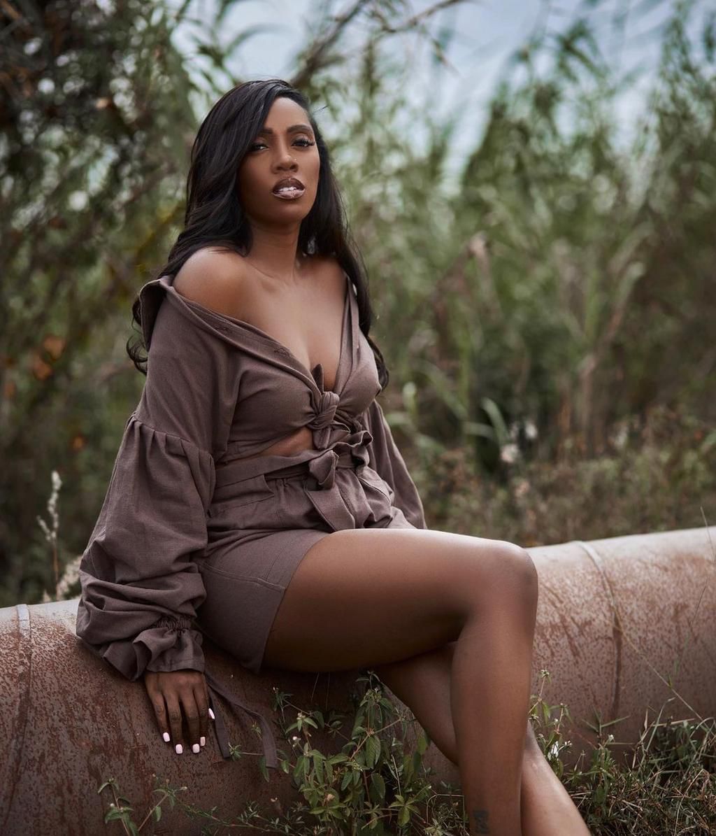 Katika dondoo hili kutoka kwa makala hiyo, inaangaziwa mabadiliko ya kikatili ya maoni ya umma kwa mwimbaji wa Nigeria Tiwa Savage baada ya kutengana na Teebillz mnamo 2018. Akiwa amezidiwa na wimbi la chuki na lawama za wanawake katika jamii, Tiwa anakabiliwa na hukumu kali na uharibifu. matarajio ya kijamii. Uzoefu wake unaonyesha ugumu wa mahusiano ya kibinadamu na unaonyesha umuhimu wa huruma na msaada katika nyakati ngumu.