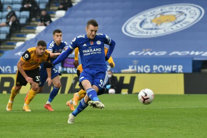 Leicester striker Jamie Vardy scores from the penalty spot