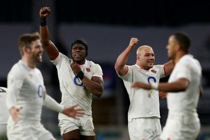 Late show: England celebrate their dramatic Six Nations win over France