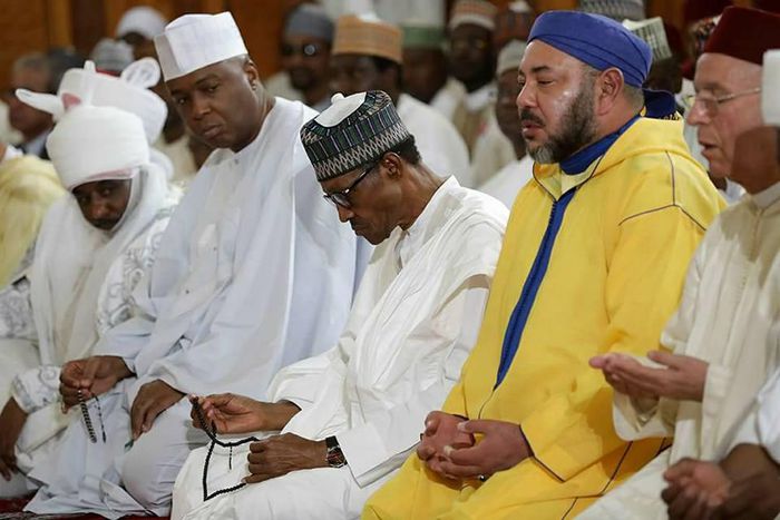 Senate President Bukola Saraki, President Buhari and other dignitaries praying